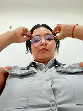 Snapshot of Lily-o chatting on November 2025 02:50:01 PM Lily-o online show from November 2025 02:50:01 PM