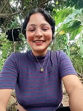 Snapshot of Lily-o chatting on November 2025 03:22:02 PM Lily-o online show from November 2025 03:22:02 PM