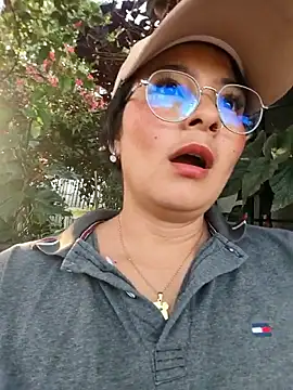 Snapshot of Lily-o chatting on December 2025 09:42:02 PM Lily-o online show from December 2025 09:42:02 PM