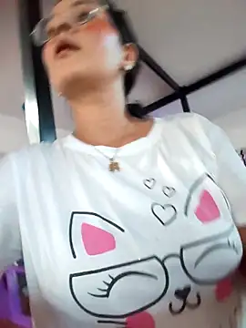 Snapshot of Lily-o chatting on November 2025 09:51:02 PM Lily-o online show from November 2025 09:51:02 PM