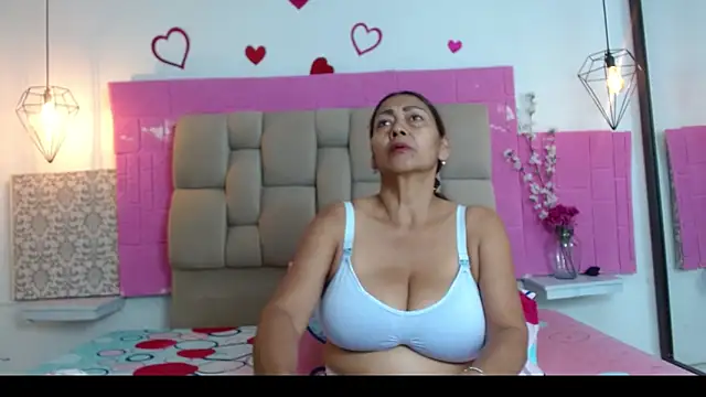 Damary Leon online show from April 2026 07:03:01 PM