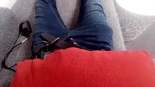 cucciolotto76 online show from November 2025 01:37:02 PM