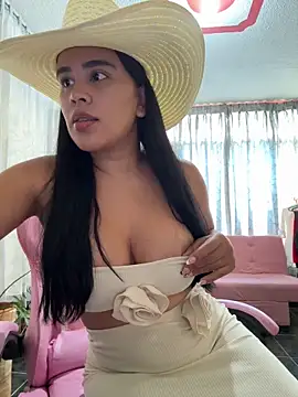Snapshot of laure_torres chatting on April 2026 07:31:02 PM laure torres online show from April 2026 07:31:02 PM