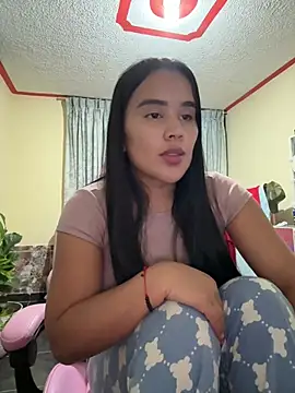 Snapshot of laure_torres chatting on April 2026 01:21:02 AM laure torres online show from April 2026 01:21:02 AM
