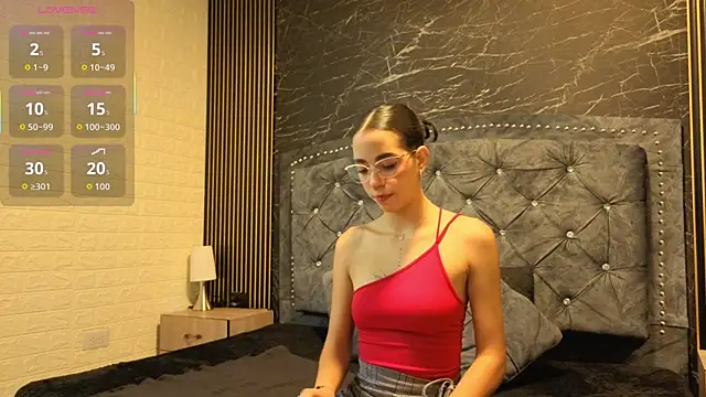 Snapshot of violett__golden chatting on September 2025 02:12:01 PM violett golden online show from September 2025 02:12:01 PM