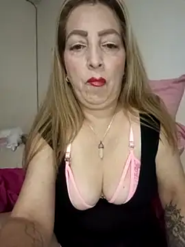 Snapshot of Estefania_Arce chatting on October 2025 11:05:01 PM Estefania Arce online show from October 2025 11:05:01 PM