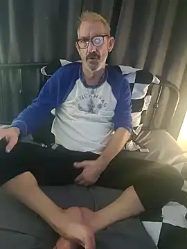 Snapshot of FoxnMouse chatting on November 2025 06:28:01 AM FoxnMouse online show from November 2025 06:28:01 AM