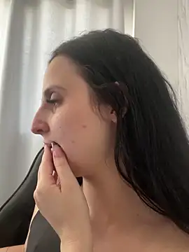 Snapshot of yumi-hot chatting on April 2026 04:44:02 PM yumi-hot online show from April 2026 04:44:02 PM