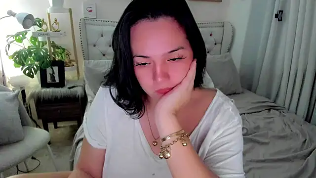 Snapshot of SweetHoney369 chatting on October 2025 06:57:01 AM SweetHoney369 online show from October 2025 06:57:01 AM