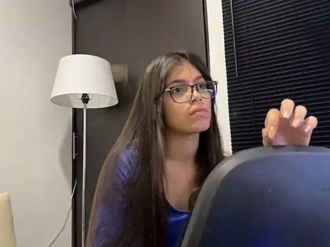 Snapshot of day_of_girls chatting on October 2025 01:06:02 AM day of girls online show from October 2025 01:06:02 AM