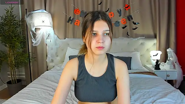 Snapshot of Elle_Ellise chatting on October 2025 08:01:02 AM Elle Ellise online show from October 2025 08:01:02 AM