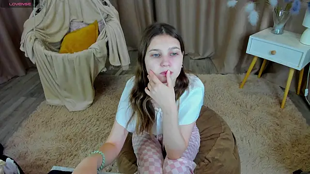 Snapshot of Elle_Ellise chatting on October 2025 07:29:02 AM Elle Ellise online show from October 2025 07:29:02 AM