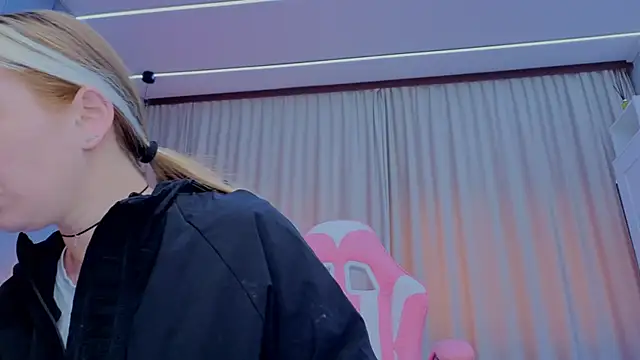 Snapshot of Reina_Cummings chatting on November 2025 07:02:01 AM Reina Cummings online show from November 2025 07:02:01 AM