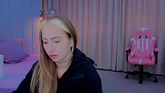 Snapshot of Reina_Cummings chatting on November 2025 07:24:01 AM Reina Cummings online show from November 2025 07:24:01 AM