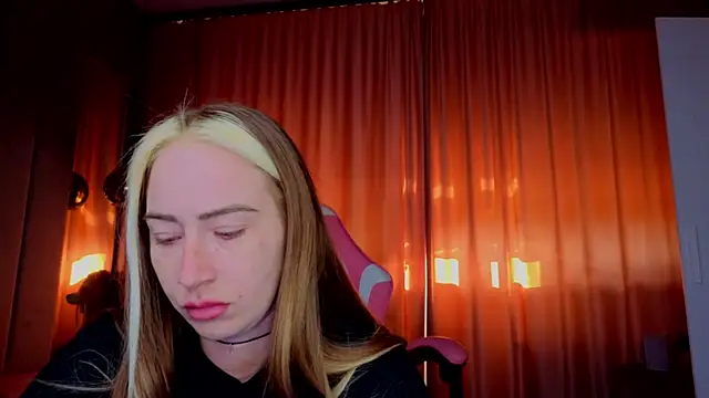 Snapshot of Reina_Cummings chatting on November 2025 07:02:02 AM Reina Cummings online show from November 2025 07:02:02 AM