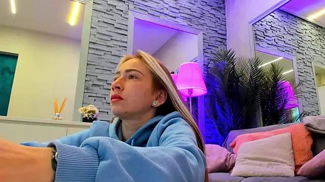 Reina Cummings online show from April 2026 04:10:02 AM