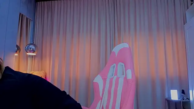 Snapshot of Reina_Cummings chatting on November 2025 07:01:01 AM Reina Cummings online show from November 2025 07:01:01 AM