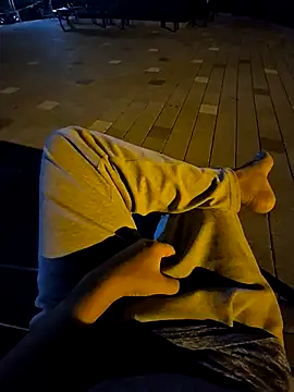 starvingo2002 online show from September 2025 12:01:02 PM