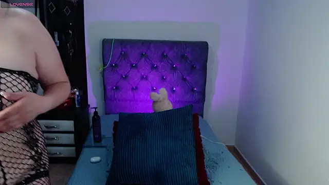 Snapshot of MaraDiaz11 chatting on November 2025 01:48:01 PM MaraDiaz11 online show from November 2025 01:48:01 PM