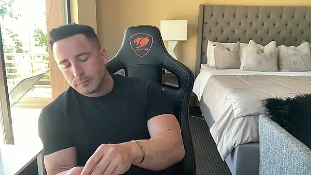 brettmycles28 online show from October 2025 06:31:01 PM