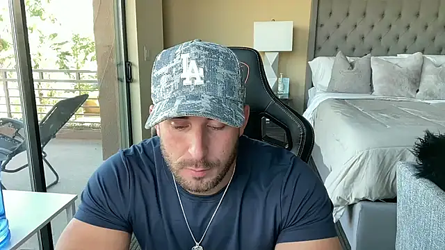 brettmycles28 online show from October 2025 10:20:01 PM