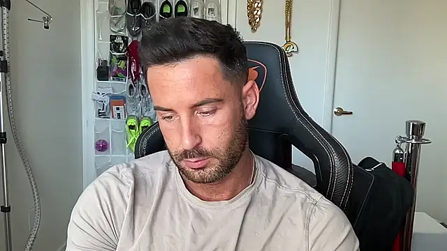 brettmycles28 online show from June 2026 01:33:01 PM