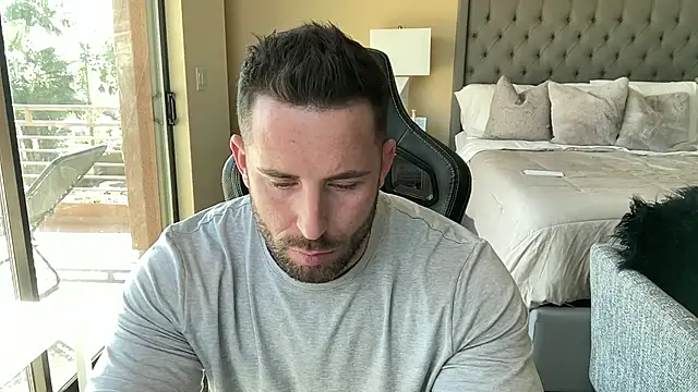 brettmycles28 online show from October 2025 05:42:02 PM