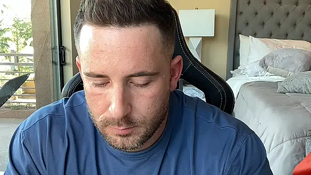 brettmycles28 online show from November 2025 09:48:02 PM