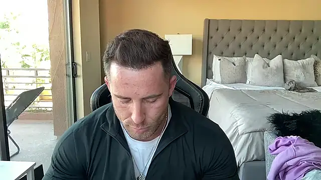 brettmycles28 online show from October 2025 10:00:01 PM