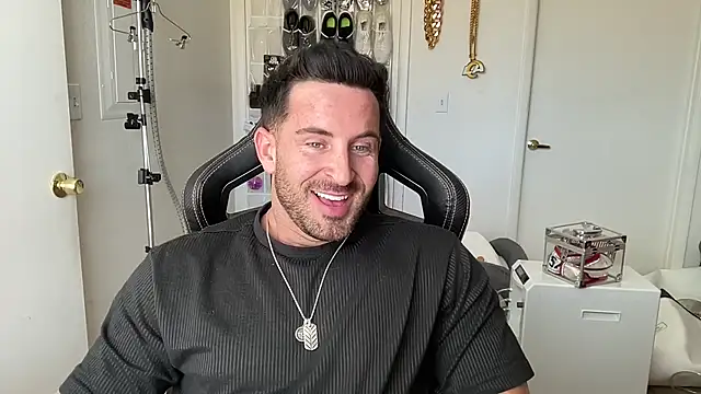 brettmycles28 online show from July 2026 07:25:01 PM