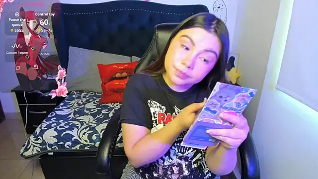 LucyPetit online show from November 2025 01:14:02 PM