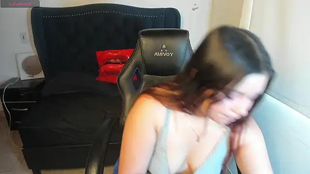 LucyPetit online show from November 2025 12:49:01 PM