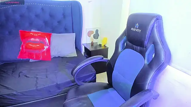 LucyPetit online show from November 2025 12:48:01 PM