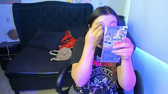 LucyPetit online show from November 2025 01:33:02 PM