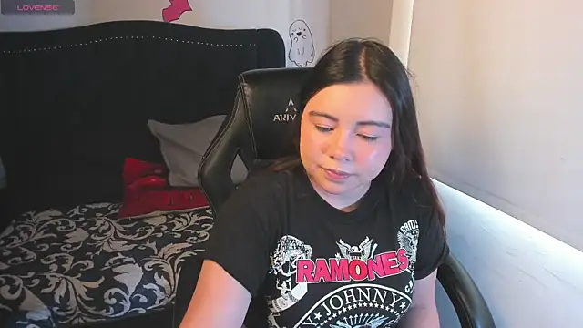 LucyPetit online show from October 2025 12:58:02 PM