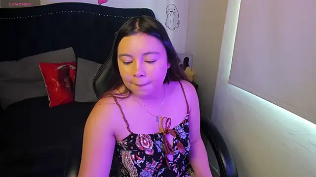 LucyPetit online show from November 2025 01:04:02 PM