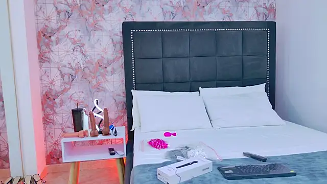 Angelique Angell online show from November 2025 07:50:02 PM