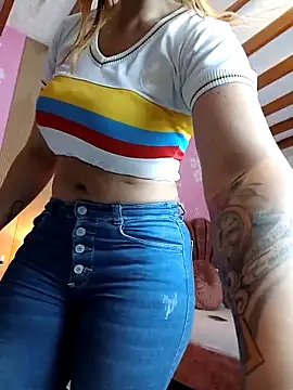 AlissonPeach01 online show from October 2025 01:25:01 PM