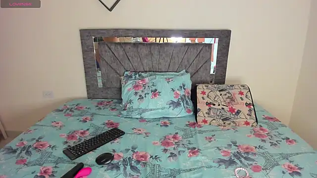 Laurasofia01 online show from November 2025 12:11:02 AM