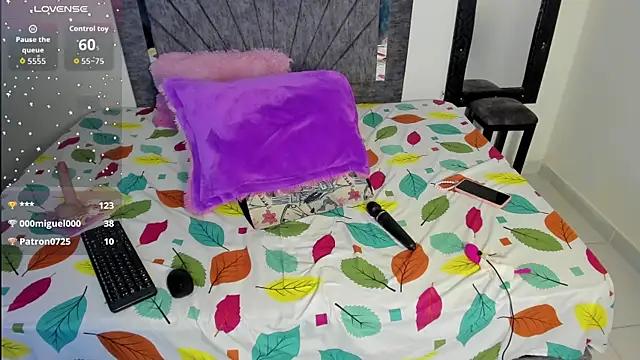 Laurasofia01 online show from October 2025 02:12:02 AM