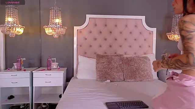 VioletBlaze online show from October 2025 11:04:01 PM