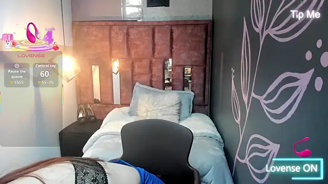 Snapshot of Isa_Thompson__ chatting on September 2025 11:56:01 AM Isa Thompson online show from September 2025 11:56:01 AM