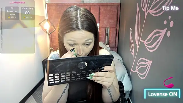 Isa Thompson   online show from October 2025 12:29:02 PM