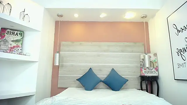 Snapshot of AlexandraCambell chatting on November 2025 09:57:02 AM AlexandraCambell online show from November 2025 09:57:02 AM