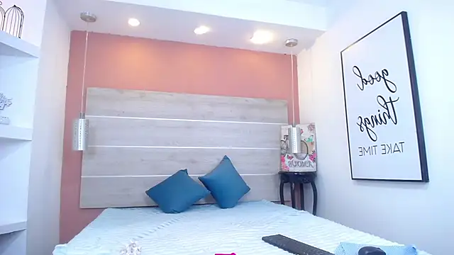 Snapshot of AlexandraCambell chatting on November 2025 12:16:01 PM AlexandraCambell online show from November 2025 12:16:01 PM