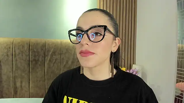 IsisNoir online show from April 2026 01:01:02 PM