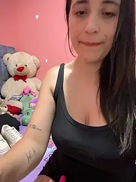 Snapshot of GiaDuque chatting on November 2025 11:46:03 AM GiaDuque online show from November 2025 11:46:03 AM