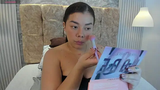 Snapshot of leilapons chatting on November 2025 04:18:02 PM leilapons online show from November 2025 04:18:02 PM