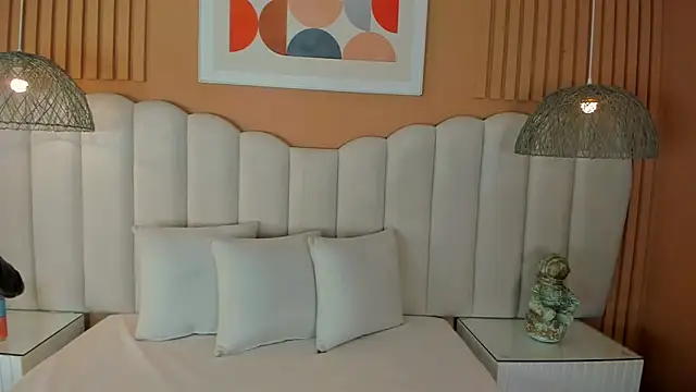 noa moon online show from December 2025 02:45:01 AM