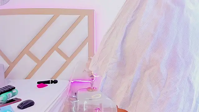 Amber-Sweett online show from October 2025 08:09:02 PM